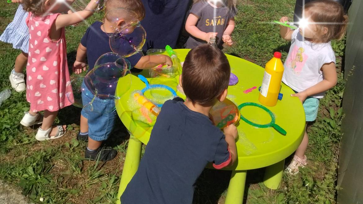 On profite du beau temps pour une 
 activité en plein air : 
 on bulle