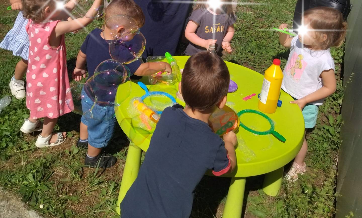 On profite du beau temps pour une 
 activité en plein air : 
 on bulle