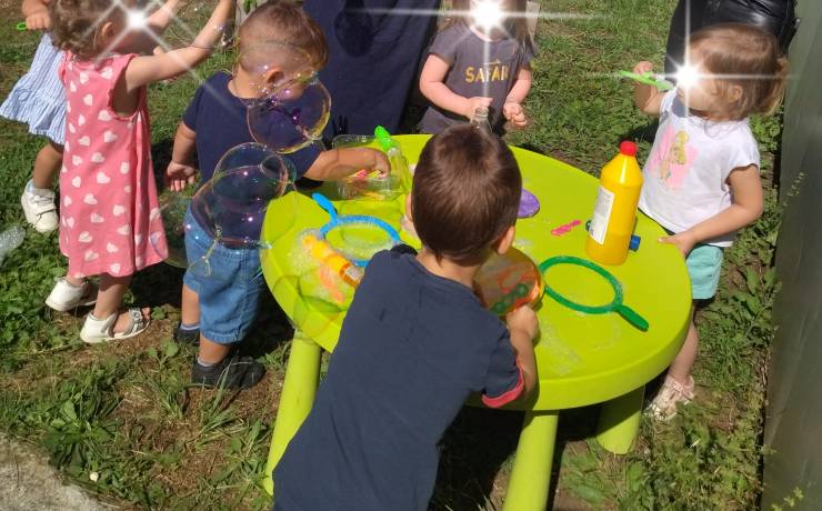 On profite du beau temps pour une 
 activité en plein air : 
 on bulle