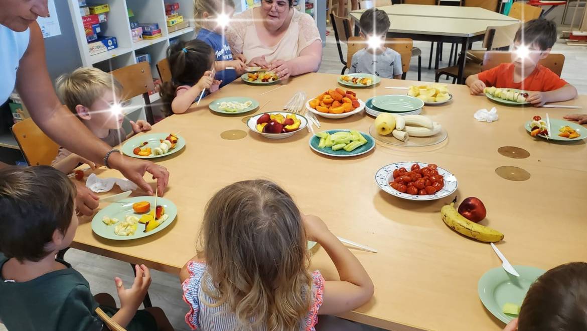 Atelier brochettes de fruits et crudités