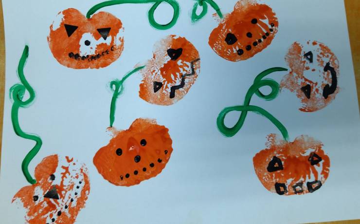 Peinture citrouilles 
 avec des empreintes de pommes