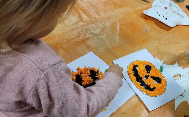 Petites citrouilles en boules de papier crépon 
 bénéfique pour la motricité f…