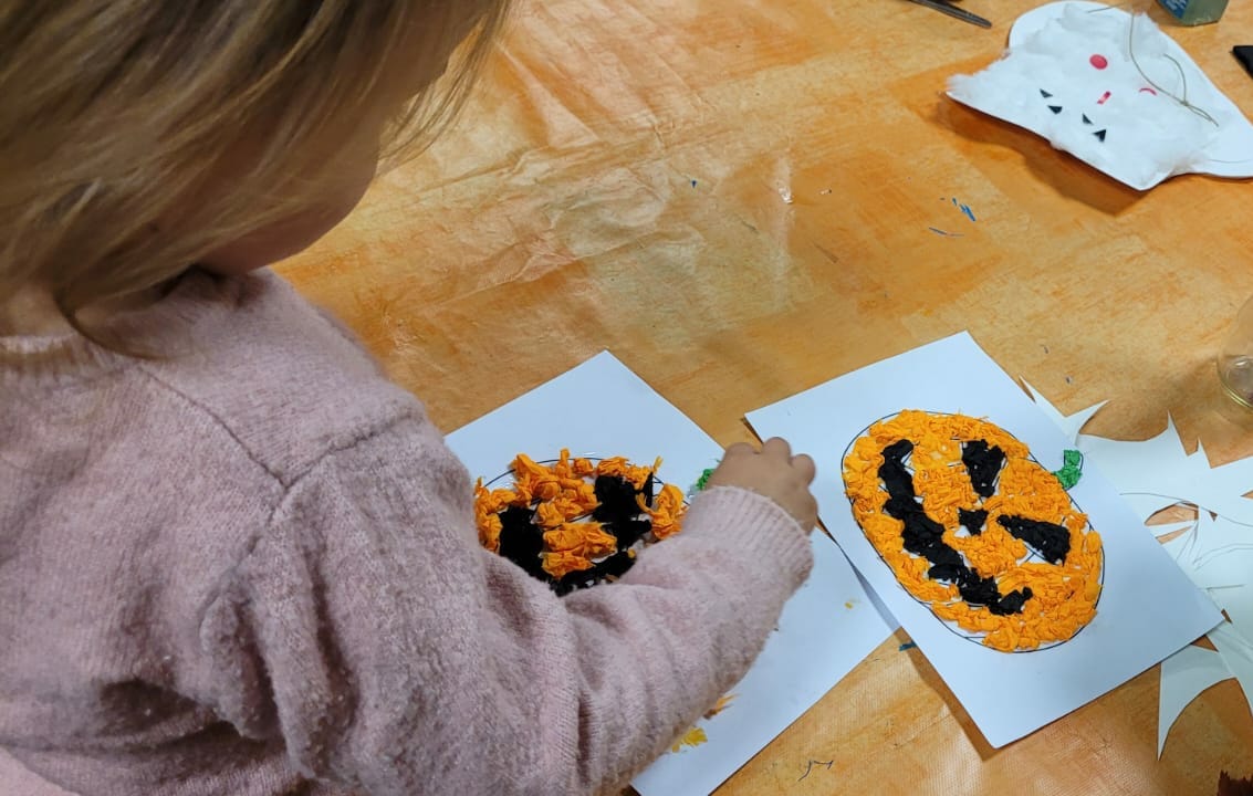 Petites citrouilles en boules de papier crépon 
 bénéfique pour la motricité f…