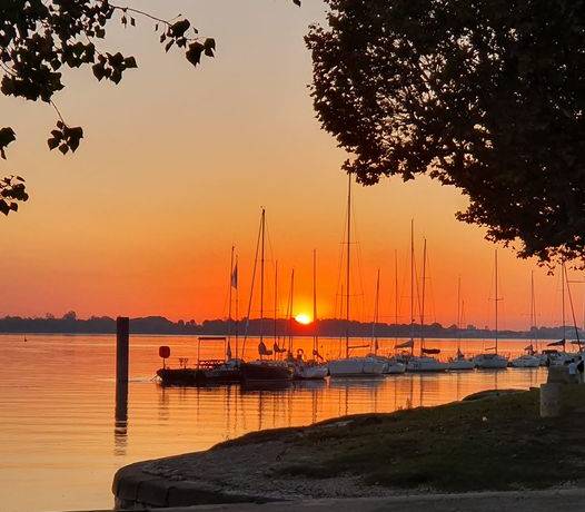 Le port de Bourg au coucher du soleil.
 Félicitation à Marie Jany Sanchez, hab…