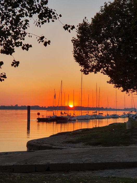 Le port de Bourg au coucher du soleil.
 Félicitation à Marie Jany Sanchez, hab…