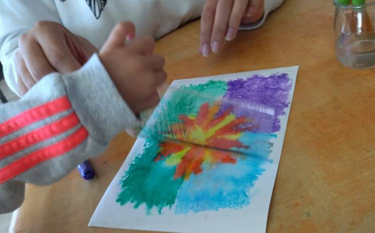 Dessin fantôme coloré
 avec la technique du transfert d’encre