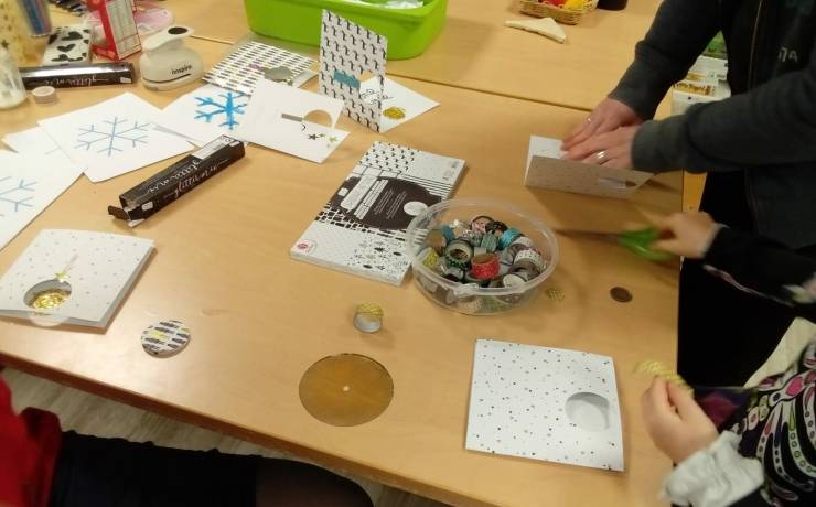Fabrication de cartes de vœux
pour souhaiter de joyeuses fêtes de fin d’année