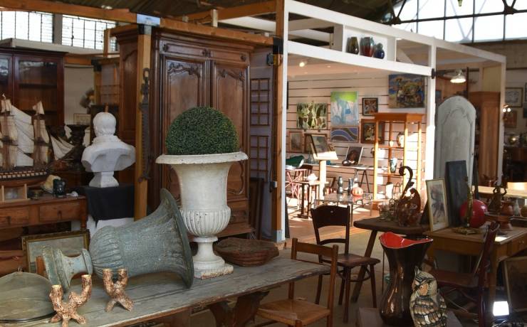 [Ambiance Broc et Arty à Bourg]
 Une ambiance broc’ et arty règne au port de Bou…