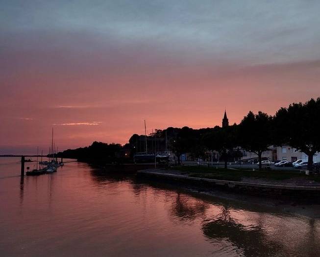 Bourg sous la lumière du soleil couchant.
Bravo à @renovandco__ pour ce magnifiq…
