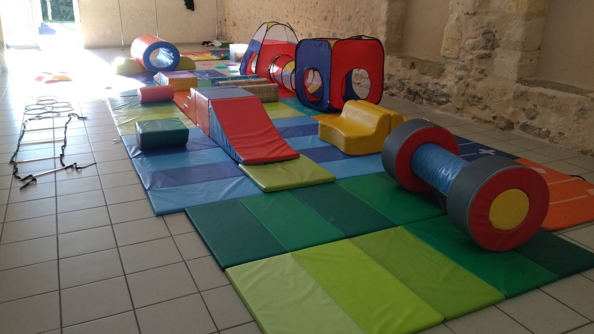 Parcours de motricité itinérant – pour les 1/3 ans.
On rampe, on grimpe, on saut…