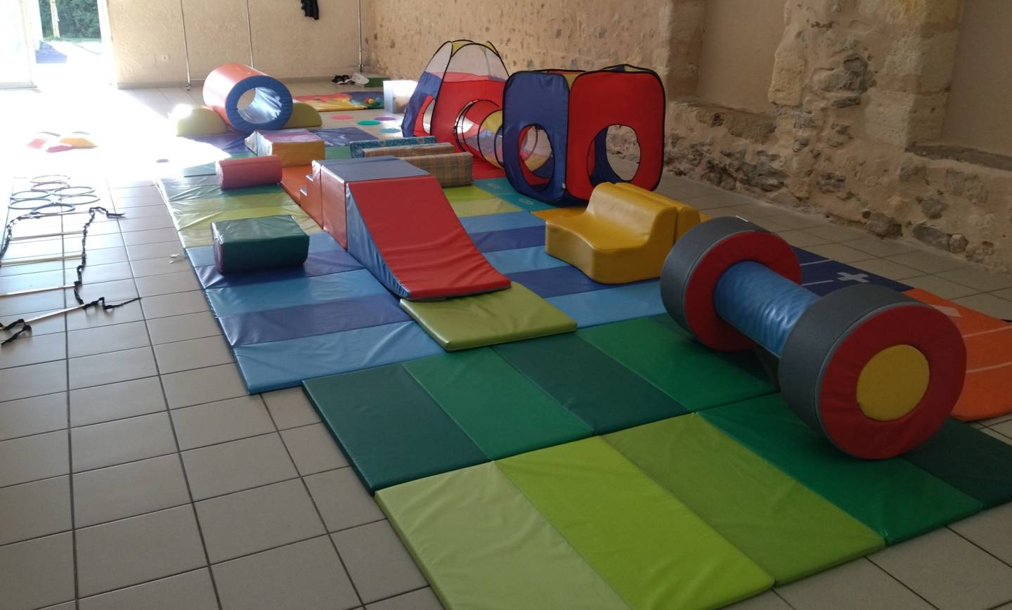 Parcours de motricité itinérant – pour les 1/3 ans.
On rampe, on grimpe, on saut…