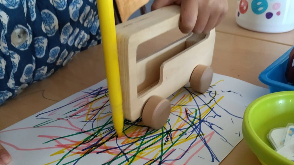 Atelier dessin  avec des petites voitures