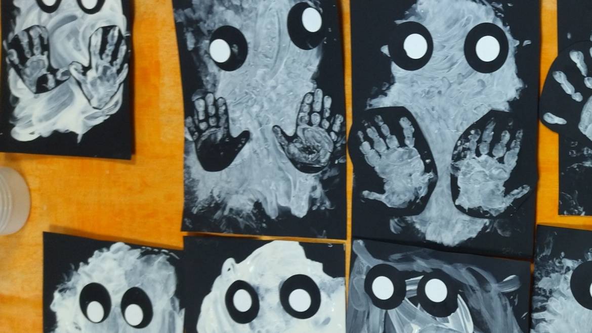 Création de fantômes  rigolos avec de la peinture aux doigts