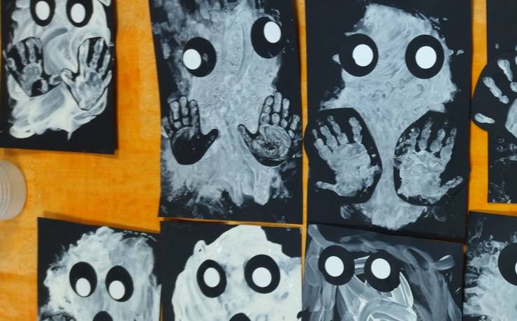 Création de fantômes  rigolos avec de la peinture aux doigts