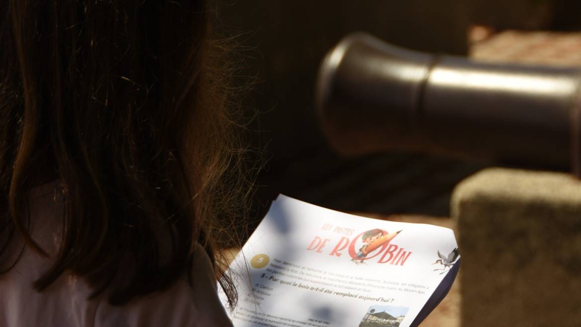 MISSION DÉTECTIVE À BOURG ! 

Prêts à suivre « Sur les pistes de Robin » ?  Emmene…