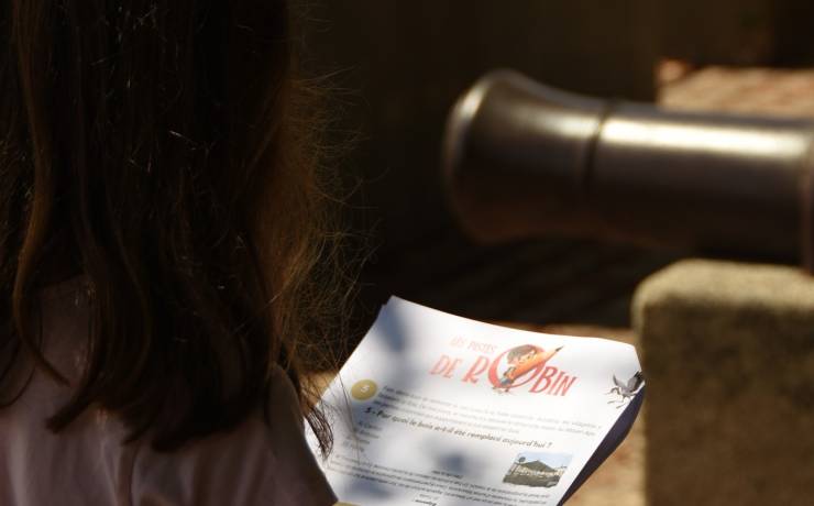 MISSION DÉTECTIVE À BOURG ! 

Prêts à suivre « Sur les pistes de Robin » ?  Emmene…