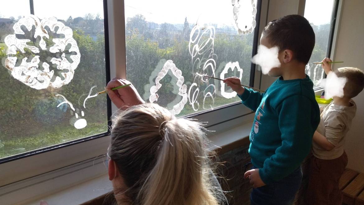 Nos petits artistes en herbe on gentiment décoré les vitres de la bibliothèque p…