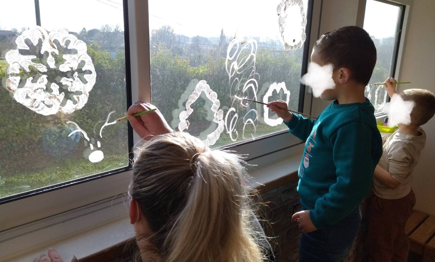 Nos petits artistes en herbe on gentiment décoré les vitres de la bibliothèque p…