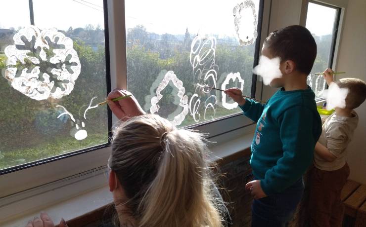Nos petits artistes en herbe on gentiment décoré les vitres de la bibliothèque p…