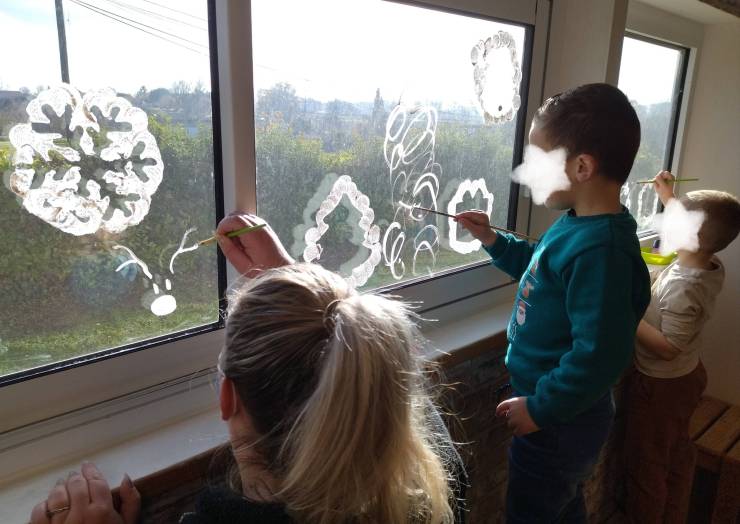 Nos petits artistes en herbe on gentiment décoré les vitres de la bibliothèque p…