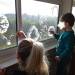 Nos petits artistes en herbe on gentiment décoré les vitres de la bibliothèque p…