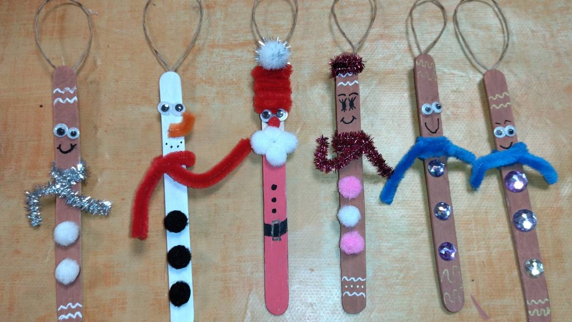 Atelier de noël : fabrication de bonhommes bâton pour sapin