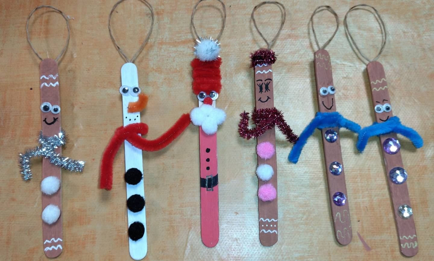 Atelier de noël : fabrication de bonhommes bâton pour sapin