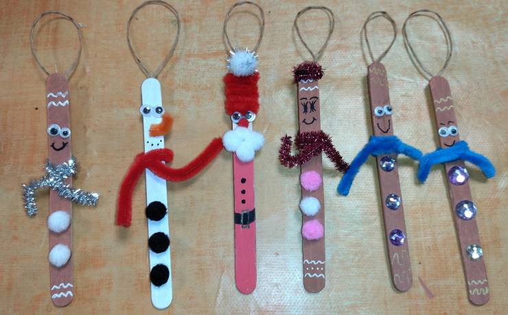 Atelier de noël : fabrication de bonhommes bâton pour sapin