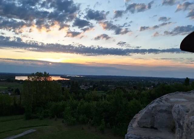 Prendre de la hauteur et voir la Dordogne rencontrer les vignoble bordelais.

Me…