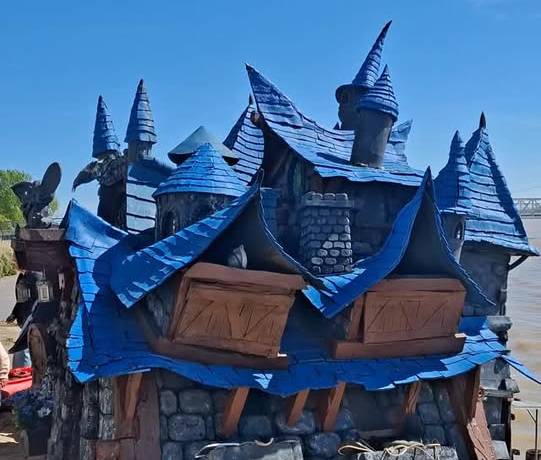 Une belle rencontre au port de Bourg
Retrouvez sur les quais de Bourg le château…