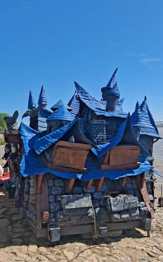 Une belle rencontre au port de Bourg
Retrouvez sur les quais de Bourg le château…