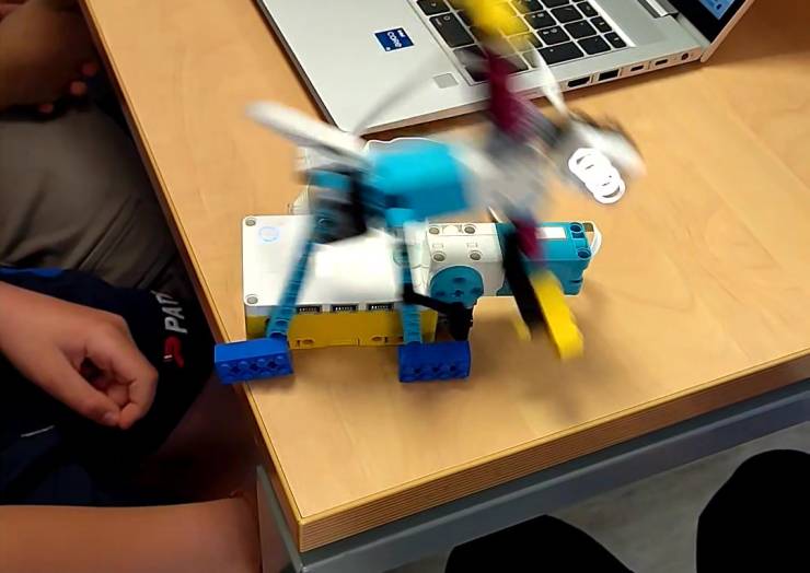 Oups ! »}, »is_text_only_story »:false, »id »: »UzpfSTEwMDA2NDM3NDI0MDA2ODoxMzkzNjgwMj…