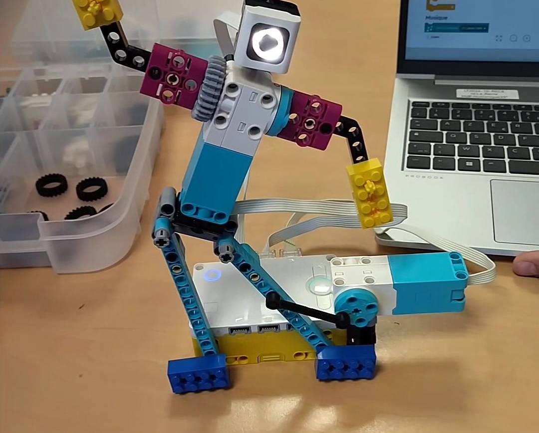 \ »Robots Lego Spike\ » programmation du robot danseur \ud83d\ude03&Prime;}, »is_text_onl…