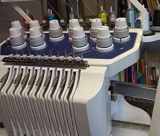 La brodeuse numérique est une machine-outil pilotée par un ordinateur pour effec…