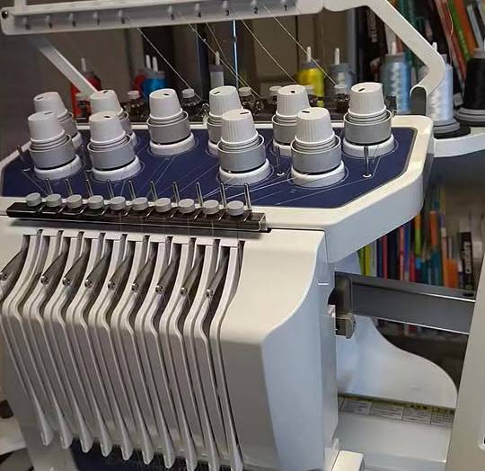 La brodeuse numérique est une machine-outil pilotée par un ordinateur pour effec…