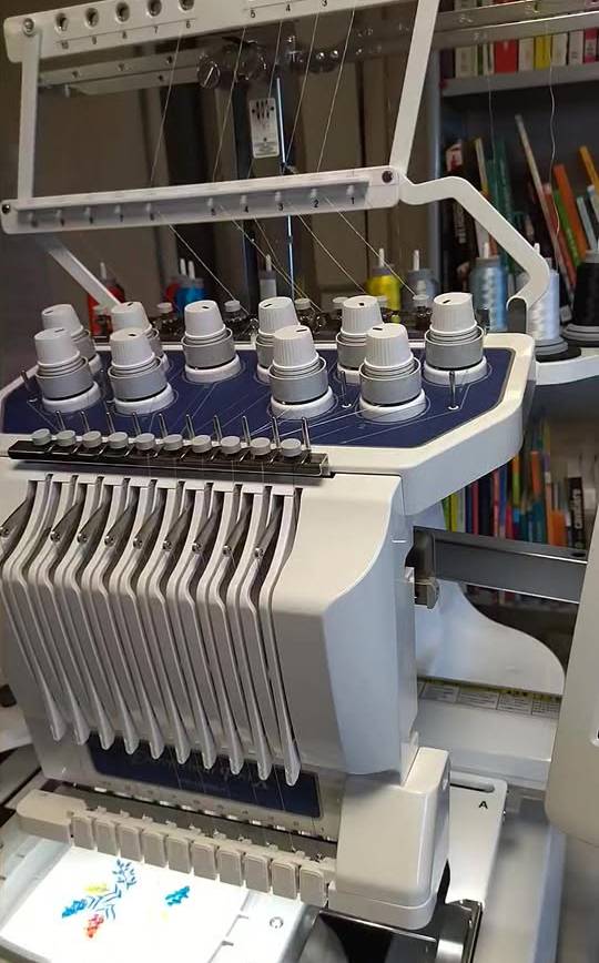 La brodeuse numérique est une machine-outil pilotée par un ordinateur pour effec…