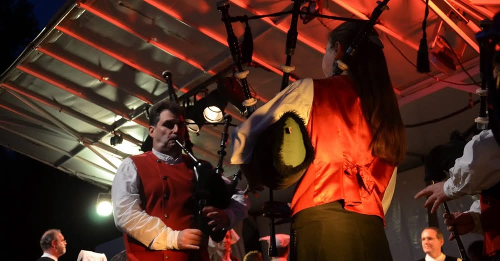 LES CORNEMUSES VONT FAIRE TREMBLER L’ESTUAIRE !
Avis à tous les pirates de la …