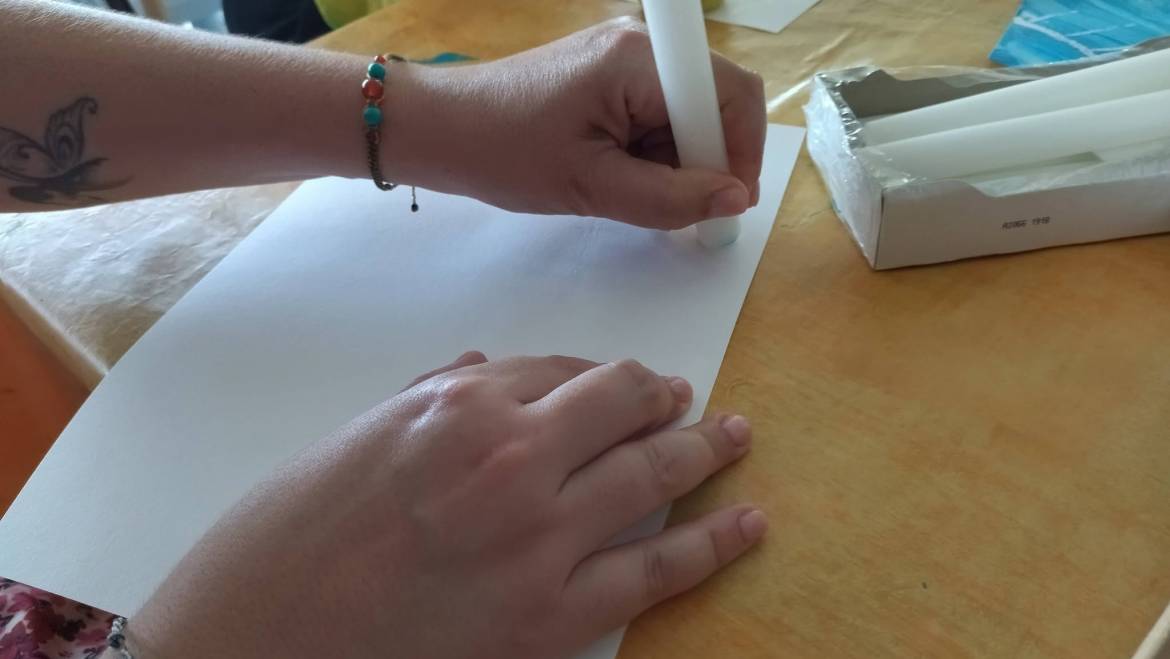 Atelier DESSIN MAGIQUE avec de la cire (ici bougie) et de la gouache diluée : « a…