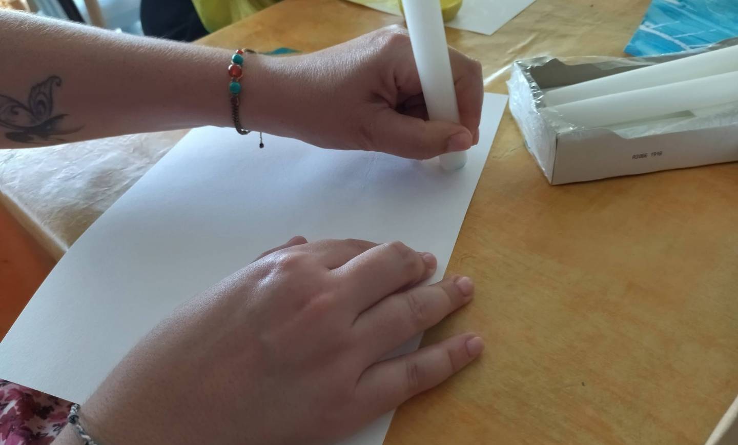 Atelier DESSIN MAGIQUE avec de la cire (ici bougie) et de la gouache diluée : « a…