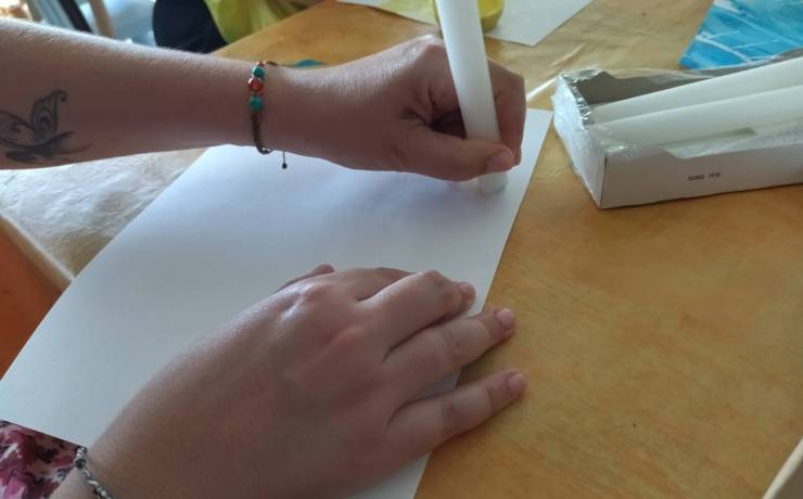 Atelier DESSIN MAGIQUE avec de la cire (ici bougie) et de la gouache diluée : « a…
