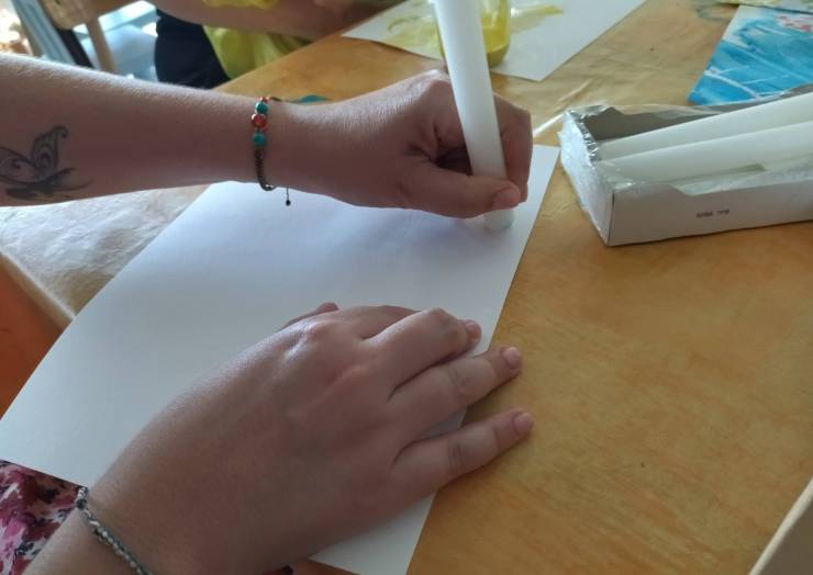 Atelier DESSIN MAGIQUE avec de la cire (ici bougie) et de la gouache diluée : « a…