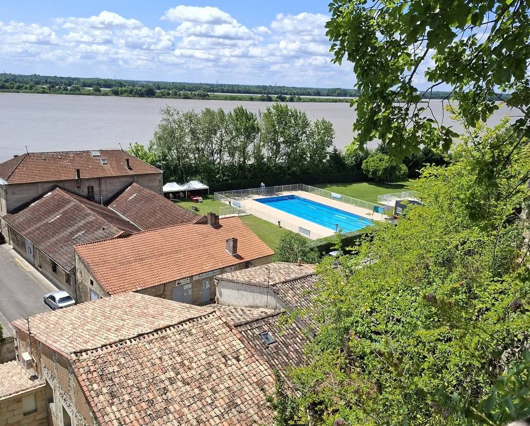 La pépite du jeudi : la piscine de Bourg .
Ouverte chaque été, elle offre un esp…