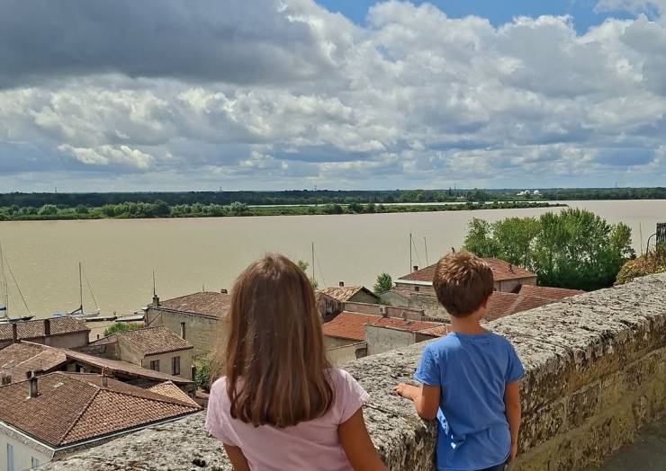 La pépite du jeudi : la Dordogne depuis les remparts de Bourg.
A plus d&rsquo;une ving…