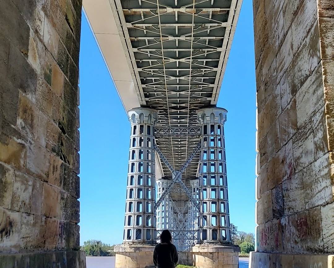 Un moment suspendu au-dessus de la Dordogne…
Se tenir sous la majestueuse stru…